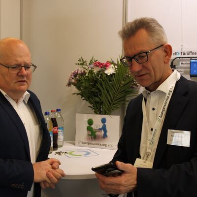 Dieter Rittinger (l) und Rudolf Philipeit (r) im Gesprch ber die bald verfgbare Smart-eID (Foto: buergerservice.org)